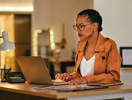 Women reading her laptop screen with a confused look.