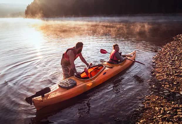 couple kayaking 