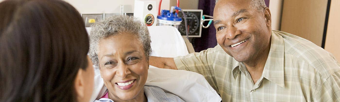 A hospital doctor speaks with a mature couple: living benefits
