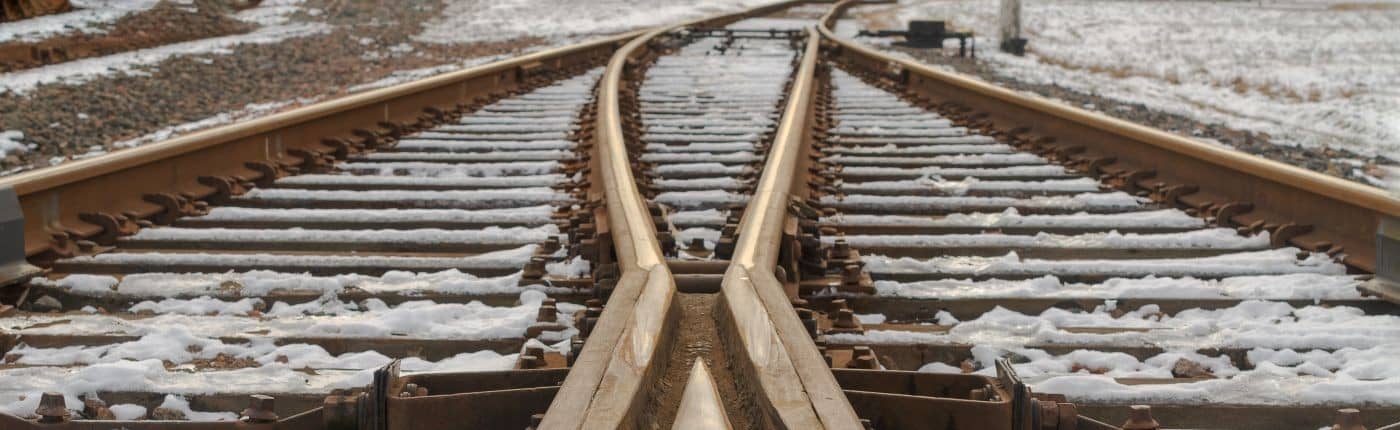 The intersection of railway tracks in the form of arrows.