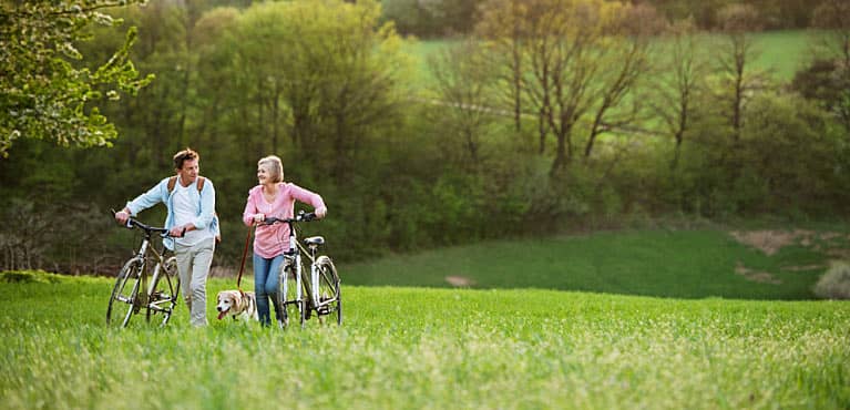Happy couple discusses their retirement expenses 